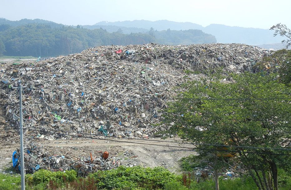 岩手県山田町 敷地いっぱいに積まれたゴミの山＜2011年9月9日撮影＞